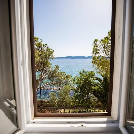 Center - Directly On The Sea