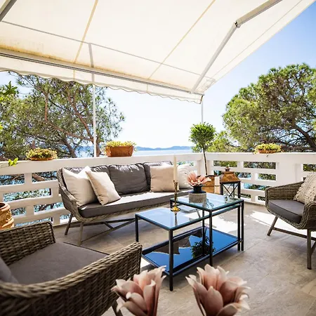 Center - Directly On The Sea *