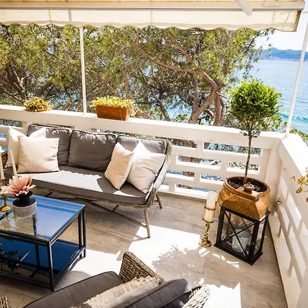 Center - Directly On The Sea