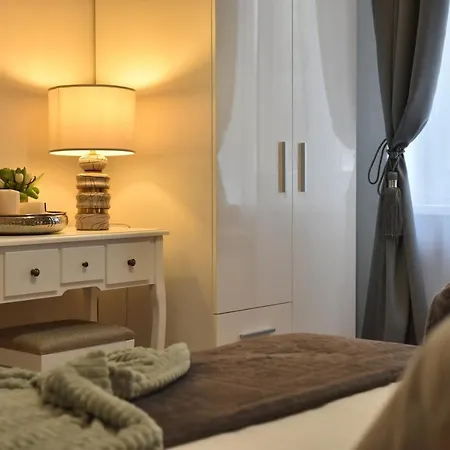 Center - Directly On The Sea *