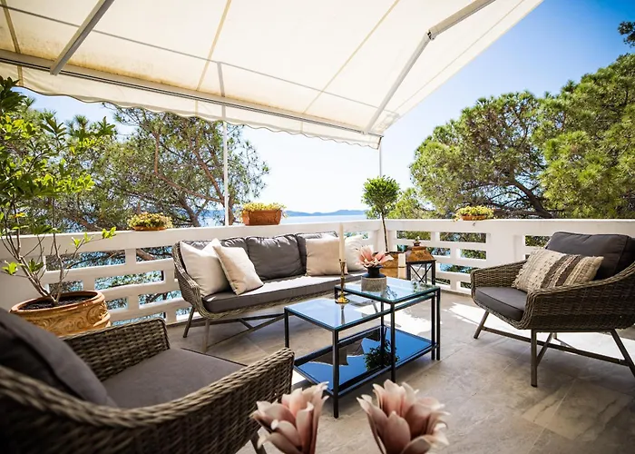 Center - Directly On The Sea *